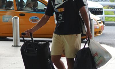 Andy Andrade en el aeropuerto de Guayaquil, minutos antes de abordar hacia Mónaco.